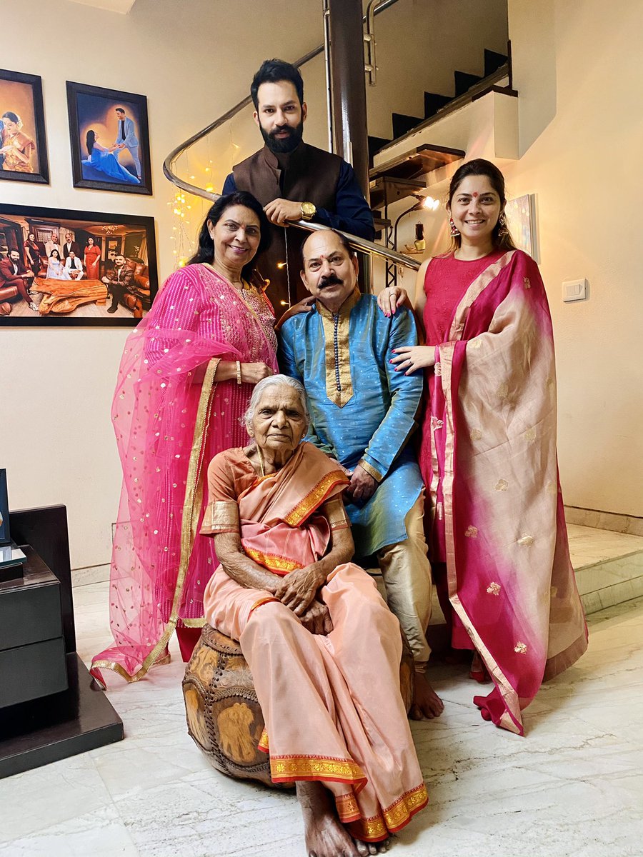 meSonalee's tweet image. 🪔..माहेर ची सरती दिवाळी..🪔

#aaji #kusum #sushilakulkarni #baba #manoharkulkarni #aai #SaviKulkarni #bhau #AtulKulkarni 
#family #cousins #diwali￼