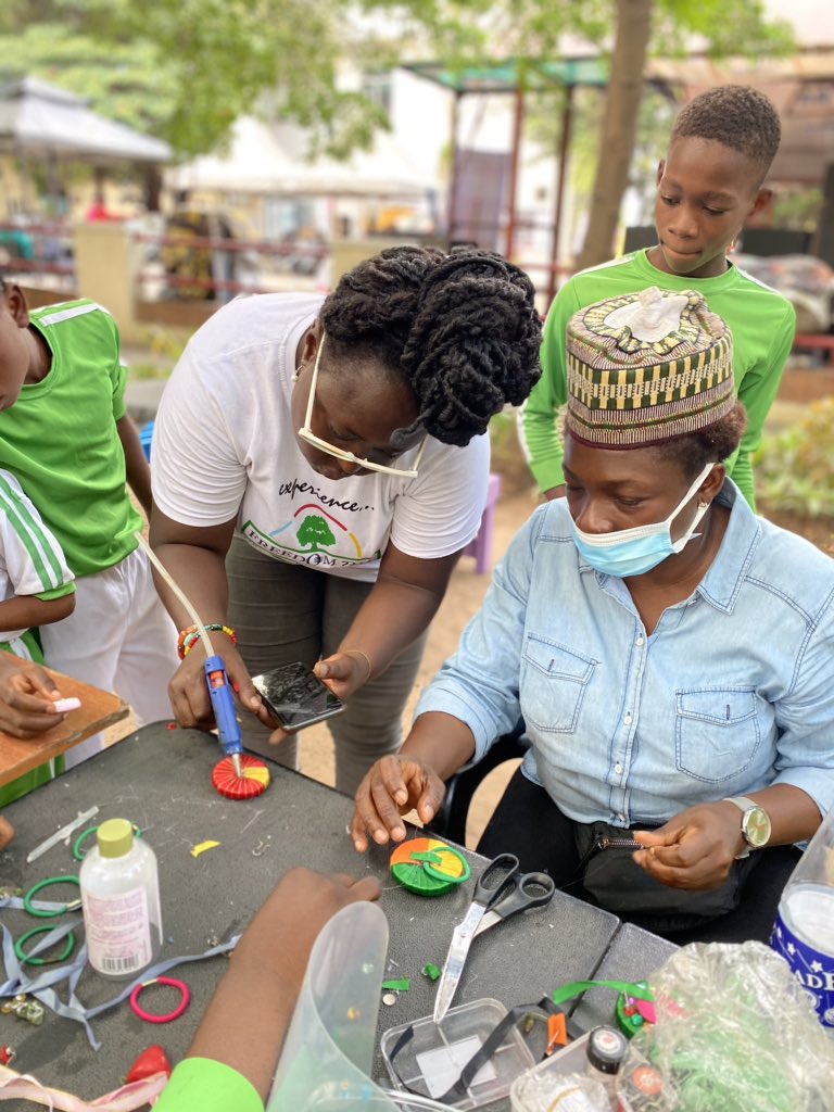 LagosFringe's tweet photo. See how our Craftmaking workshop from yesterday with @bola_stephen @shayfaarifabrics 😍
#LF2020
#LagosFringe2020
#LagosFringeFestival
#LagosFringe https://t.co/NV56UyWrLj