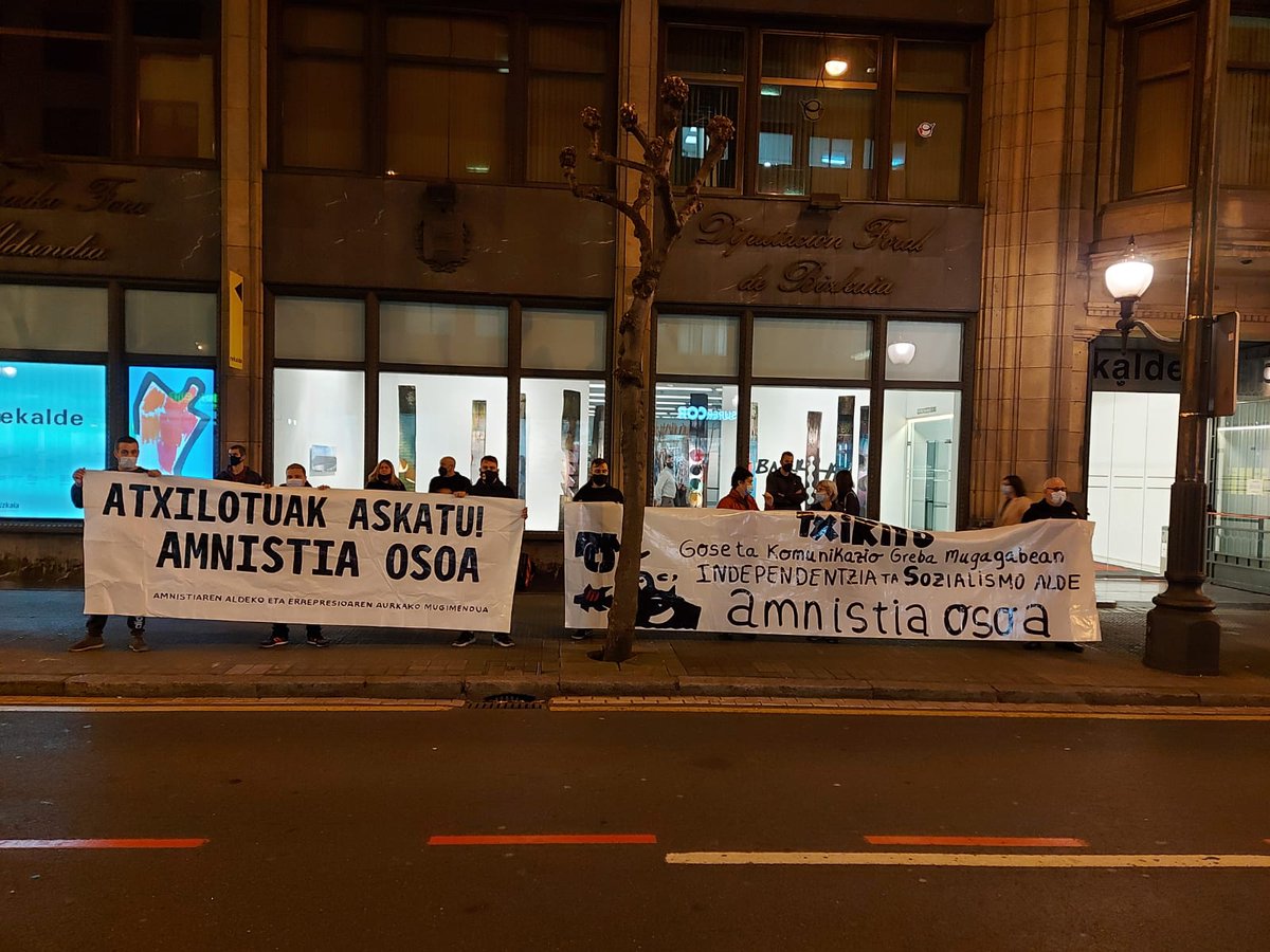 AmnistiaGarrasi's tweet photo. Atzo #Bilbo-n PSOE-ko egoitzan Iñaki Bilbao "#Txikito"ren aldeko ekimena
🔴#Txikito gose ta komunikazio greba mugagabean🔴
#Independentzia eta #Sozialismoa
#AmnistiaOsoa https://t.co/lLB58wEU7V