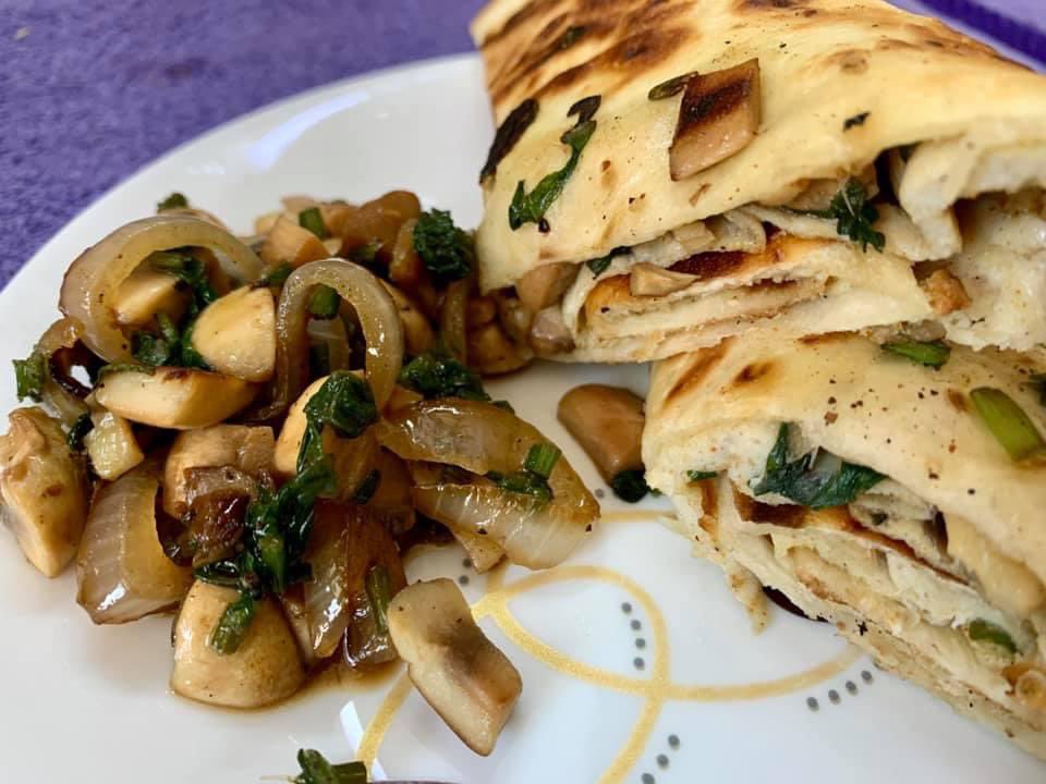 rajesh_tara's tweet photo. The #CookingStory in #MyKitchen:
My #Breakfast was this Spinach-Mushroom-Egg-Roll. The stuffing of Spinach & Mushroom was done in EV Olive Oil. Added Caramalised Onions for crunch & black pepper pwdr for the sharpness. Tortilla was heated in a bit of Butter.
#MagicOfFlavours https://t.co/pz7JWU9AJh
