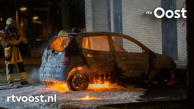 En wéér vatten auto's vlam in Deventer en Enschede, vermoedelijk door brandstichting. #rtvoost.