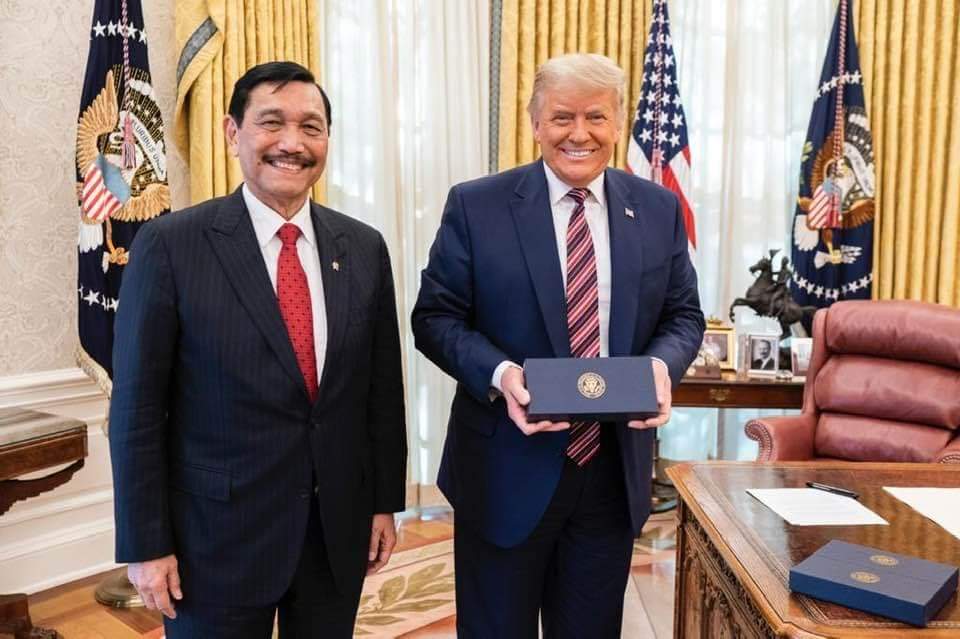 JTmor's tweet photo. @jokowi Indonesia’ Senior Minister Luhut Pandjaitan meets President Donald Trump, Senior Advisers Jared &amp; Ivanka, NSA Director Robert O'Brian, and VP Pence in DC to discuss vaccine cooperation and defence procurement. Mr. Luhut also congratulates President Trump for his great WIN!  🇺🇸🇮🇩 https://t.co/DaarnpqckR