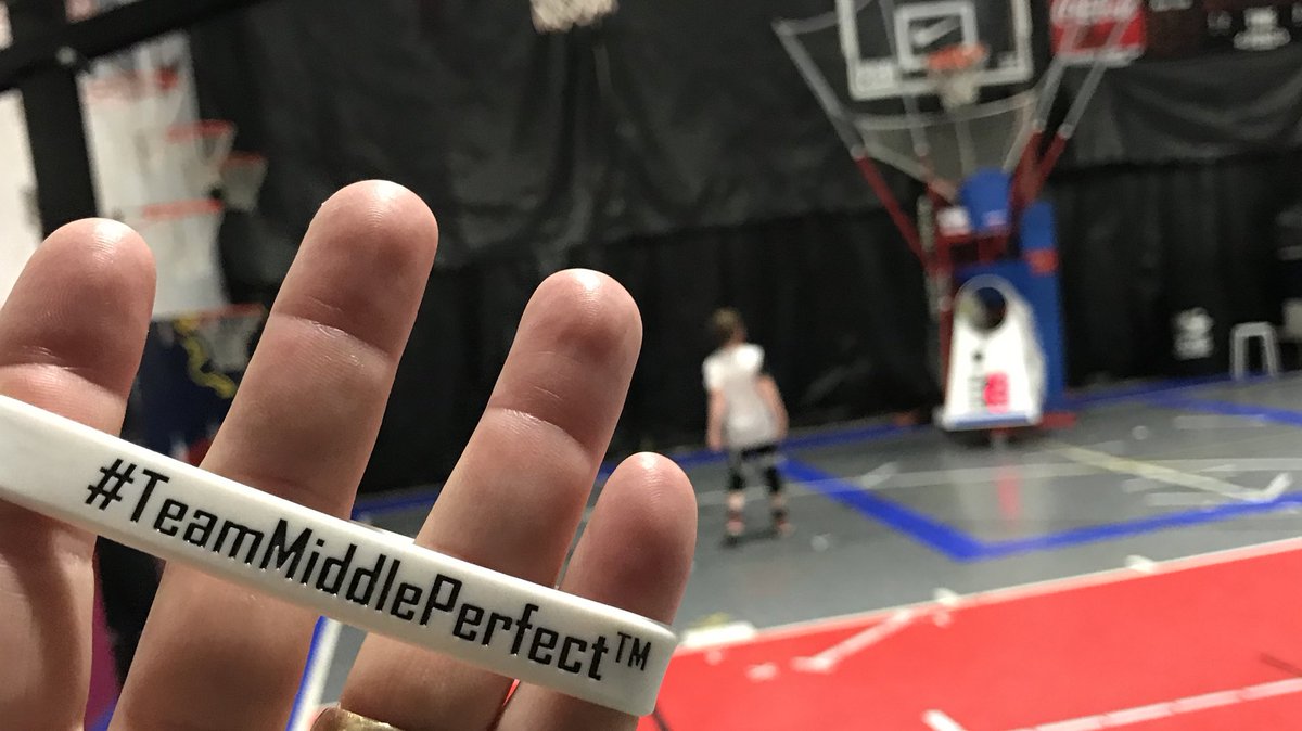 Middle_Perfect's tweet photo. #MiddlePerfect : 
The geographical center
of the 🏀 Universe! 2099 👽 https://t.co/61zAo3RFxt