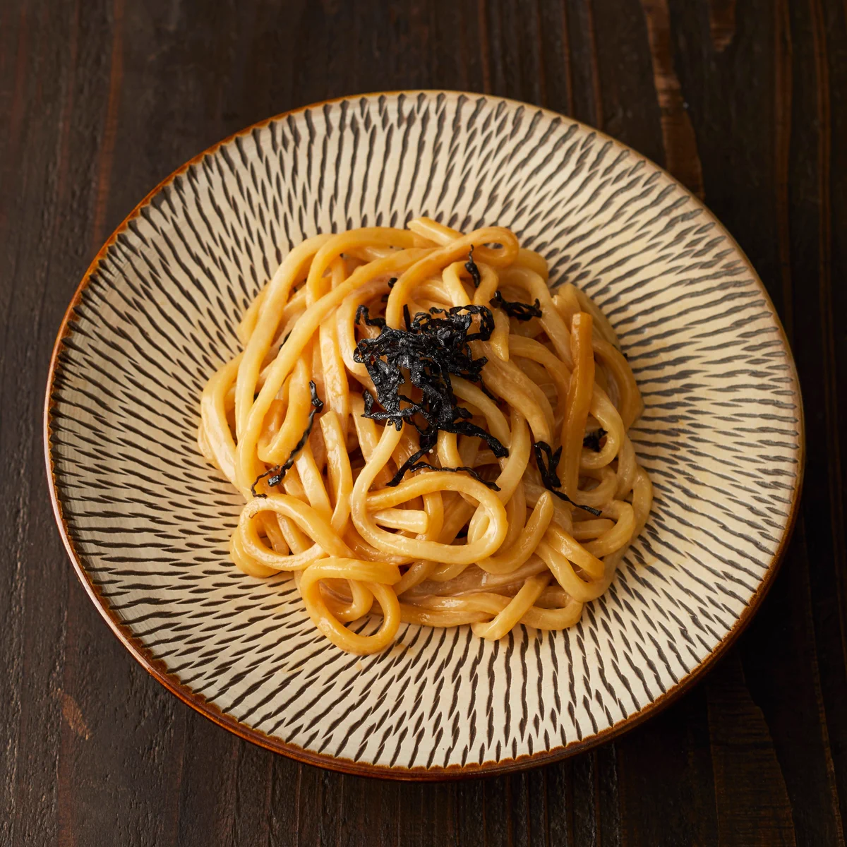 見た目では分からない美味しさ！調味料と塩昆布を和えるだけ、簡単うどんレシピ！