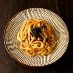 見た目では分からない美味しさ!調味料と塩昆布を和えるだけ、簡単うどんレシピ!