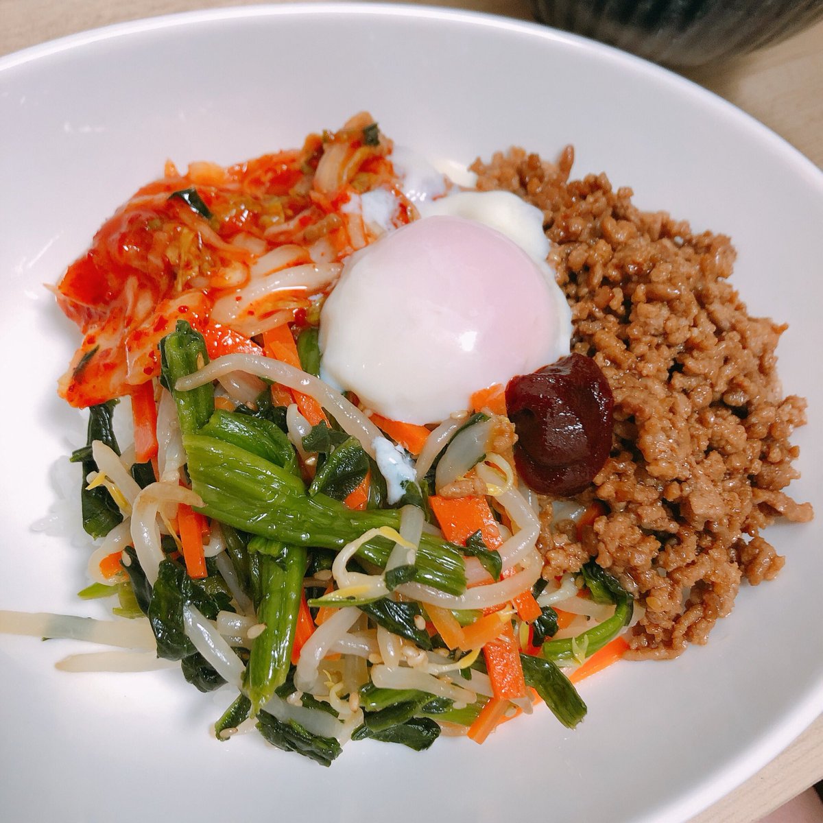 ナムルって作るの簡単だけどちょっとダルイよね🤣めっちゃ美味しく作れました❣️丼ものは簡単で美味しいから毎回丼だ🤢✨

#ビビンバ　#中華スープ https://t.co/b3SFY4Sh84