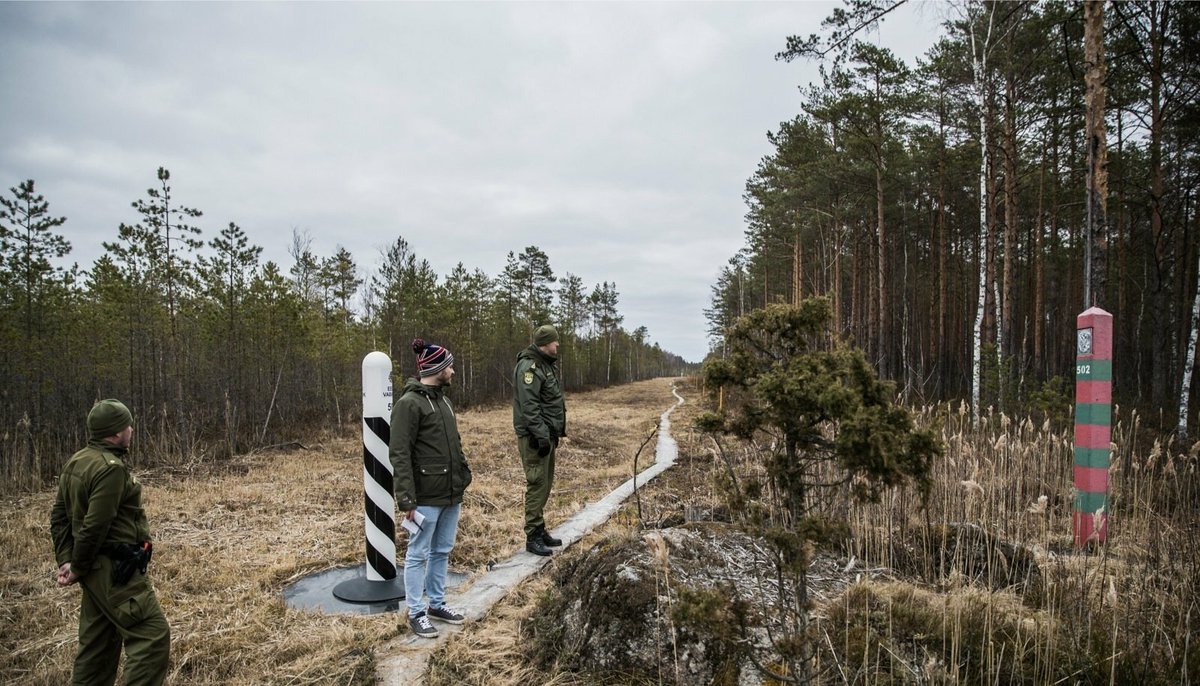 Pillandia's tweet photo. International border between Estonia 🇪🇪 (leftwards) and Russia 🇷🇺 (rightwards).
Photo: 2019.
https://t.co/BMcpfs9xca
#Setomaa #Setumaa #Pskov https://t.co/bwax785NYl