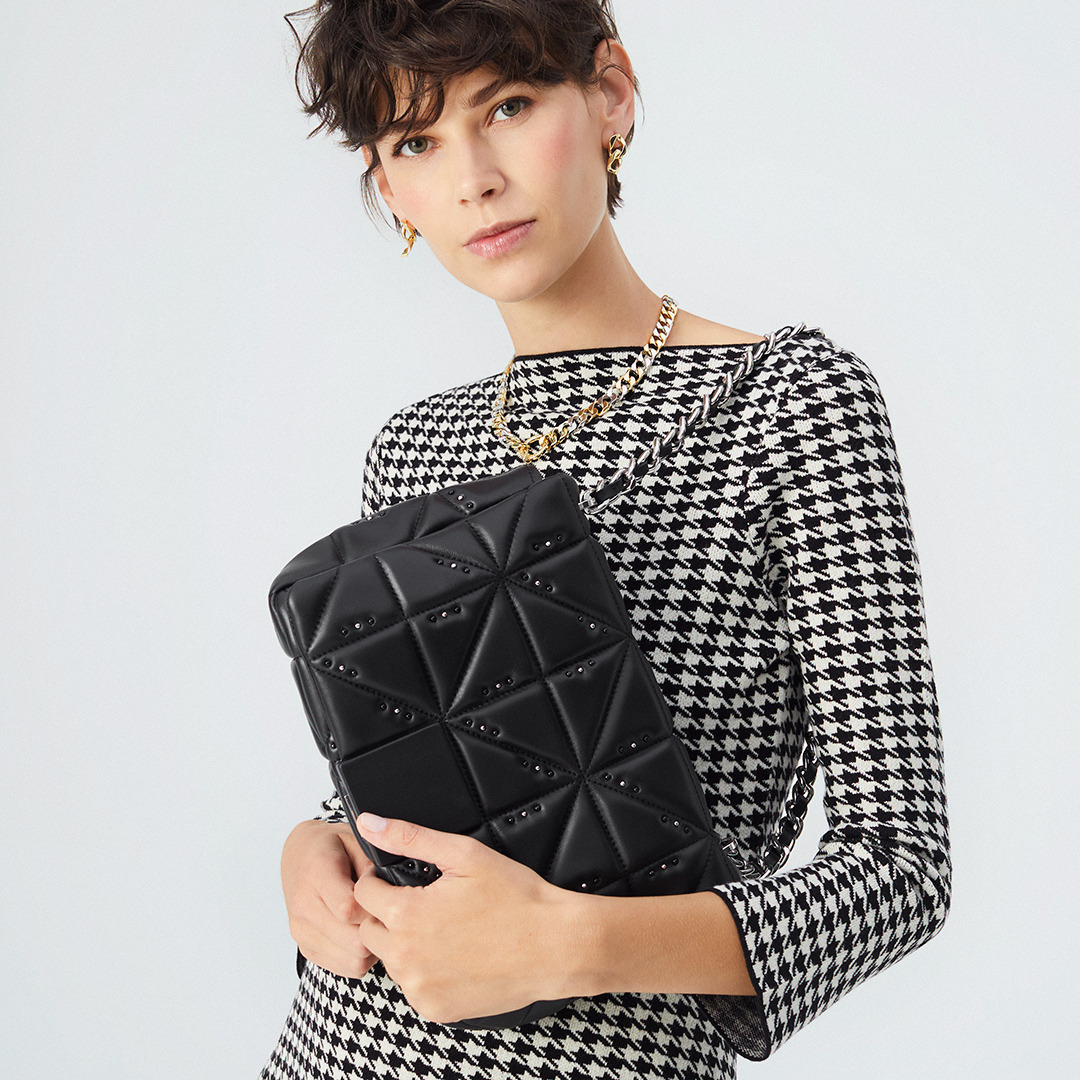 PurificacionGar's tweet photo. Lista para lo que sea con #PGHomenajeAcolchado #PGBisu #PGBags ⬜ Hasta el 31 de diciembre, por cada accesorio, donas un 10% a favor del cuidado de nuestros mayores. Forma parte de #PGOptimismo. https://t.co/fdvzPiMXzI https://t.co/4K7qQk3Mvt