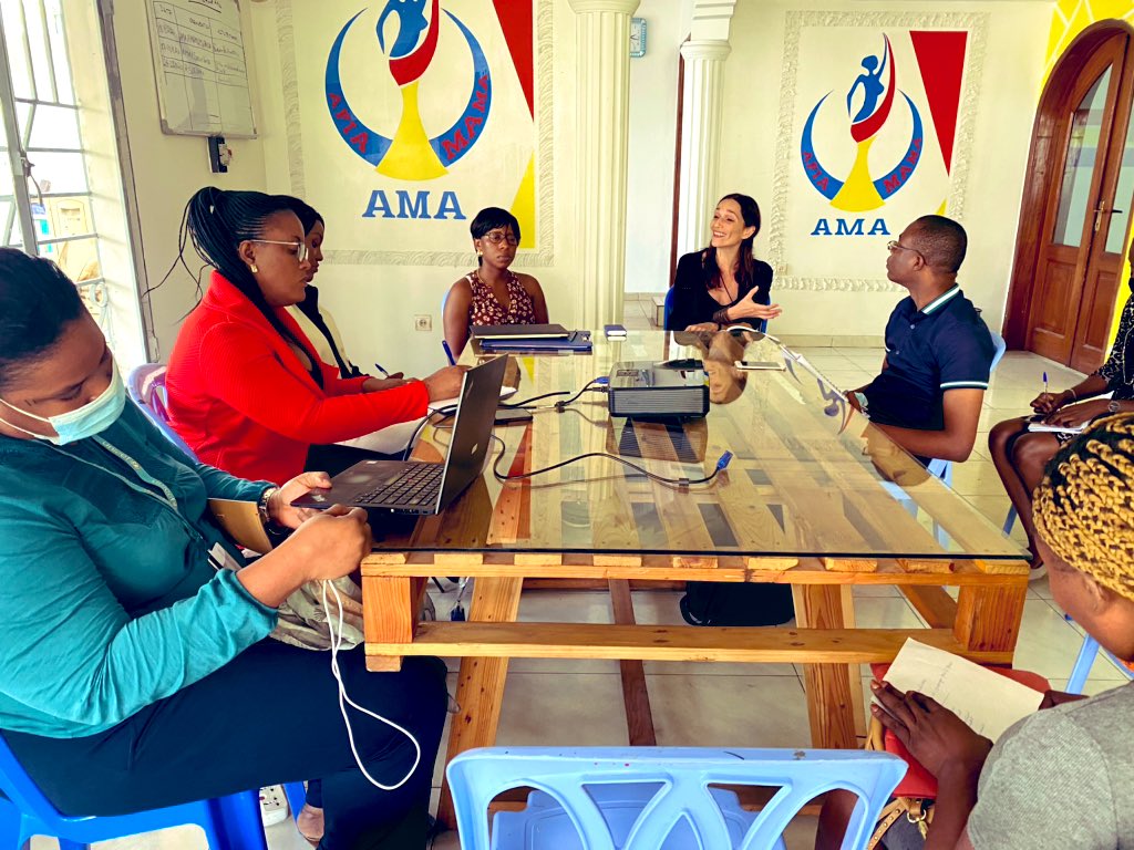 #Kinshasa
Première table ronde entre Mme Giuliana Serra spécialiste genre <a href="/UNICEFDRC/">UNICEF en RDC</a> Mme Hawa&amp;quelques #associations féminines #RDC
Objectif:
-réfléchir une collaboration efficace pour combattre abus&amp;exploitation Sexuelles #SAE
-Amplifier les voix pour les droits #filles
<a href="/BLomeya/">Béatrice Lomeya</a>