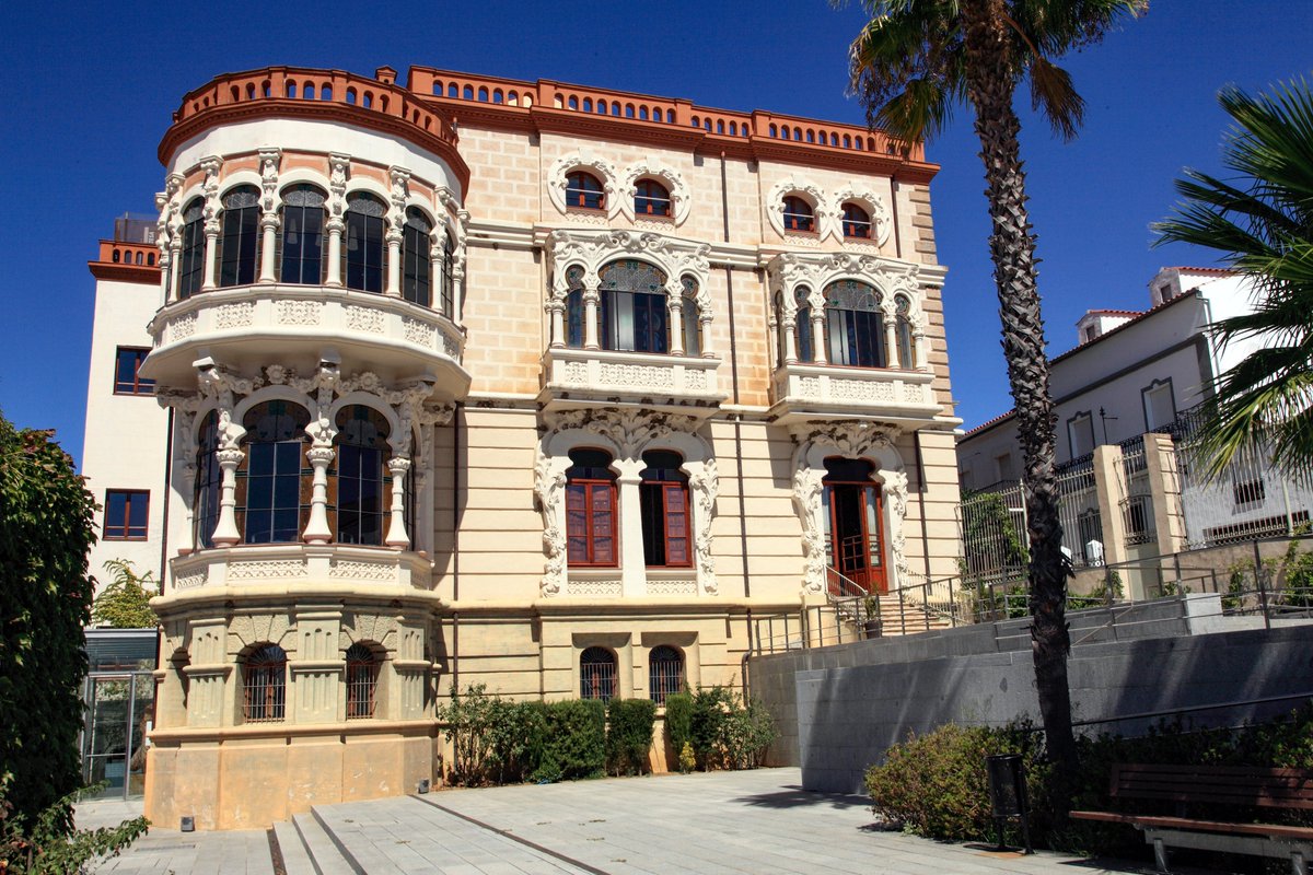 El edificio más notable de la arquitectura civil del municipio de #FuenteObejuna es el palacete modernista, conocido como Casa Cardona, considerado la mejor muestra de su estilo en la #provinciadeCórdoba.😍

#córdoba_mágica #ValledelGuadiato
♥️ Comienza aquí tu viaje