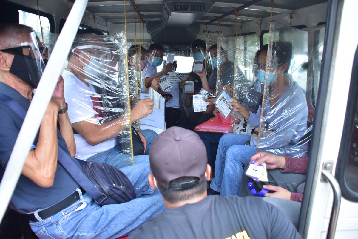 SunStarDavao's tweet photo. #SunStarLens
FM PASS. Passengers of a public utility vehicle present their Food and Medicine Pass to government authorities at a checkpoint in Mintal, Davao City. The use of FM pass has again been implemented starting yesterday, November 17. MARK PERANDOS https://t.co/giFtdcFLEq