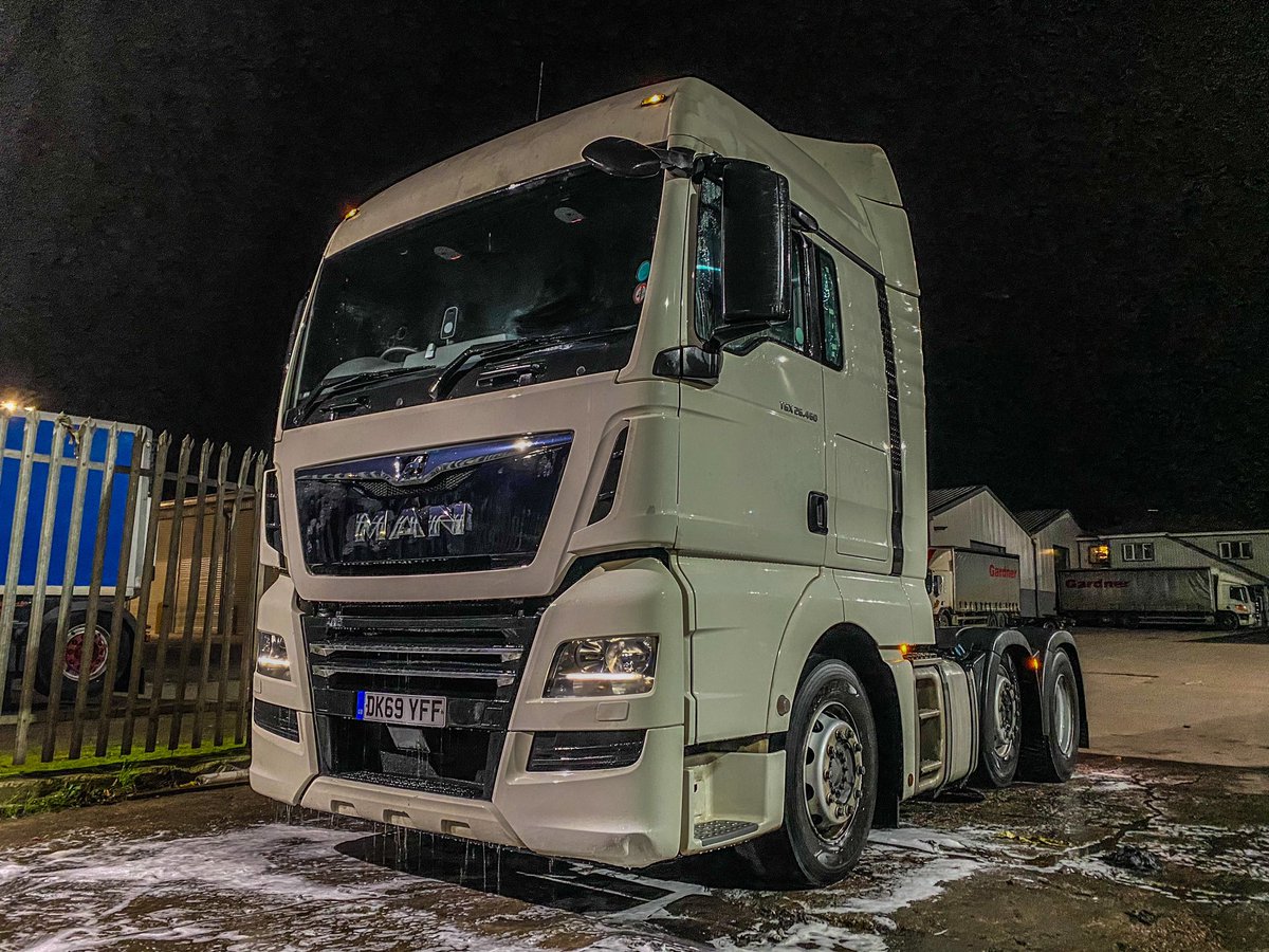 htgardnerdistr1's tweet photo. So after an hour of washing the unit it’s finally white again 🥳

But how long until it’s dirty again 🙈🚛

#HGV #HTGardner #ADR #Distribution #Palletised #Keyworkers #Exeter #Plymouth #Southwest https://t.co/eiP4ldEz1n