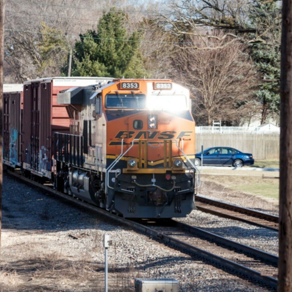 Westbound BNSF train approaching the diamond crossing at Rochelle Railroad park Rochelle Illinois #aubreysadventures #aubreyandtomstravels #tomdphotos.com #todaysphoto #bnsfrailway #bnsf instagr.am/p/CHuSOEthUa1/