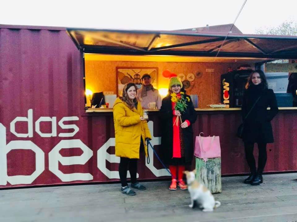 GalerieGoethe45's tweet photo. 🌻Der #Agenda2030 Wanderpokal wanderte von der #Goethe45 in Das Beet🌻 Moritz Alber & Freunde stehen für die Ziele 11 und 15 ein und bereichern das Goethequartier mit ihrer nachhaltigen sozialen Ökologie. https://t.co/gFocTq9qhp