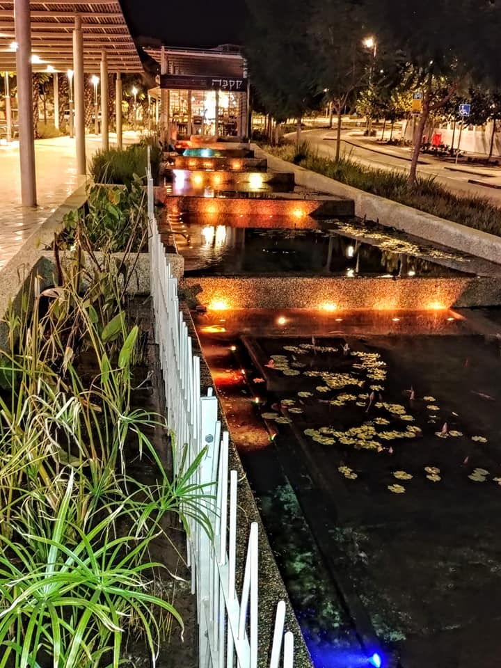 IsraelinSP's tweet image. #Модиин – самый молодой город в Израиле. Это также первое израильское поселение – спальный район – для тех жителей, кто, проживая в Модиине, может работать в Иерусалиме и Тель-Авиве.

Генконсул Ольга Слов @OlgaSlov передает всем нам привет из ноябрьского Модиина.

#Modiin