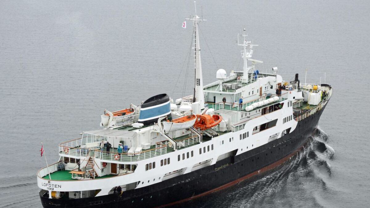 EIbe1's tweet photo. Seit 1964 trug die #MSLofoten übrigens 4 Schornsteinmarken von 4 Reedereien: 
V.l.n.r. Von 1988-1996 „#FFR“, dann „#OVDS“ bis 2006, danach  „#Hurtigruten AS“ und zuletzt wieder die historische Marke der „#VDS“ unter der sie 1964 in Dienst gestellt wurde. https://t.co/yLeutBBIOA