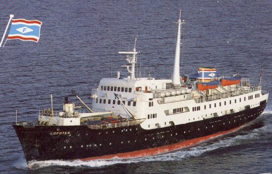 EIbe1's tweet photo. Seit 1964 trug die #MSLofoten übrigens 4 Schornsteinmarken von 4 Reedereien: 
V.l.n.r. Von 1988-1996 „#FFR“, dann „#OVDS“ bis 2006, danach  „#Hurtigruten AS“ und zuletzt wieder die historische Marke der „#VDS“ unter der sie 1964 in Dienst gestellt wurde. https://t.co/yLeutBBIOA