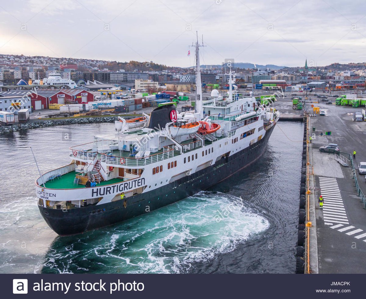 EIbe1's tweet photo. Seit 1964 trug die #MSLofoten übrigens 4 Schornsteinmarken von 4 Reedereien: 
V.l.n.r. Von 1988-1996 „#FFR“, dann „#OVDS“ bis 2006, danach  „#Hurtigruten AS“ und zuletzt wieder die historische Marke der „#VDS“ unter der sie 1964 in Dienst gestellt wurde. https://t.co/yLeutBBIOA