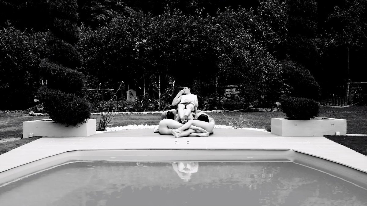 ArtConvergence's tweet photo. Prix Vidéo Arts Convergences 🗳️ VOTEZ pour le PRIX du PUBLIC 🎬  LES EAUX réal @HortenseRaynaud
Le Mythe de Narcisse revisité sur le thème du VIVRE avec une MALADIE PSYCHIQUE @ENSADijon @AcadBeauxarts @BeauxArts_mag @HorschampFR
#lartpourchangerleschoses 
https://t.co/dnItK5v4cO https://t.co/7iGlzrWIA0