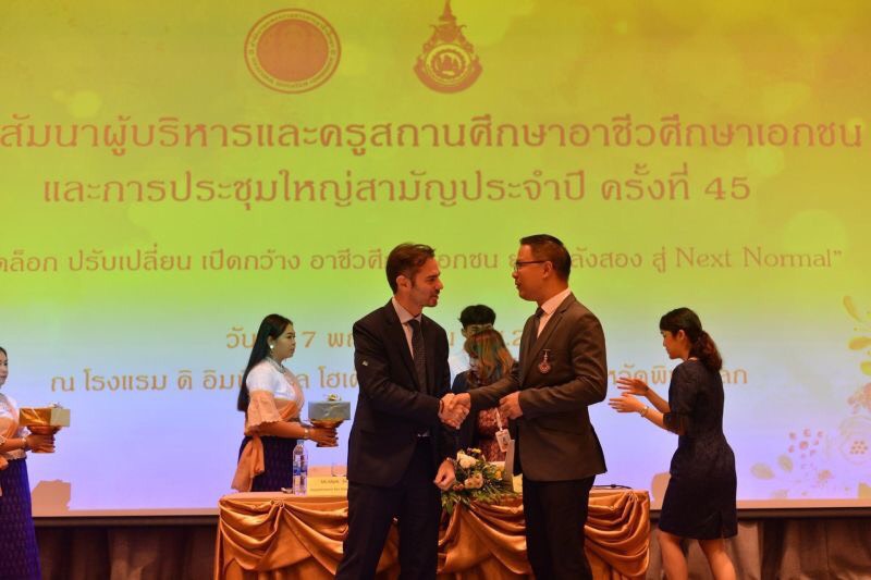 uktradeinthai's tweet photo. Thank you to #PVET for their warm welcome and for giving us the opportunity to share the 🇬🇧 expertise and experience and identify opportunites for future partnerships between UK #ELT and #vocational education 🔧supliers and Thai 🇹🇭 vocational colleges.👨🎓👩🏻🔧👨🏭 #EducationisGREAT https://t.co/7BDsQLB2EO