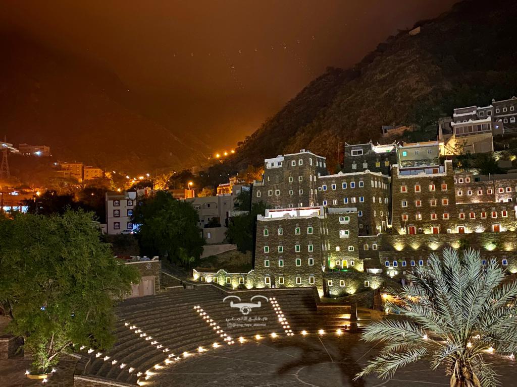 قرية رجال ألمع في منطقة #عسير بملامحها التراثية وأصالتها العريقة، والراسخة على مدى التاريخ بعدسة المبدع فايع الألمعي. <a href="/Eng_FayaAlalmai/">م. فائع الألمعي</a>
#السياحة_في_عسير