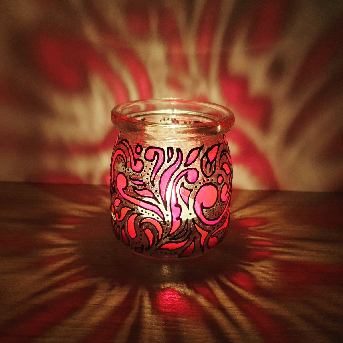 AnBanerjee29's tweet photo. Glass painting is a medium that I use extensively to create various customised lifestyle &amp; homedecor products #candleholder #GoodVibes #meditation https://t.co/lwtHnzgoCl