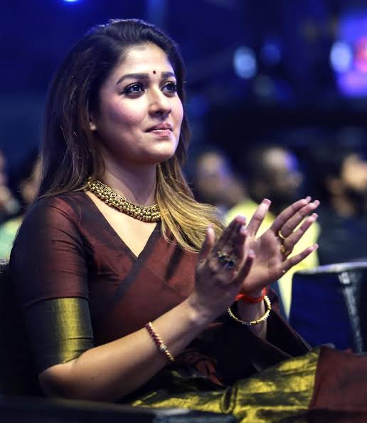 nayandevotees's tweet photo. Award show looks are 👌❤

#HBDLadySuperStarNayanthara
#HBDNayanthara 
#HappyBirthdayNayanthara 
#NetriKann https://t.co/cqrYGMeGXC