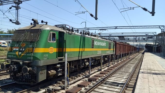 RailAnalysis's tweet photo. Western Railway loads 21,524 rakes of goods trains till 16th Nov, 2020

Read more...https://t.co/LbXggnti07

#indianrailways #railways #rakes #goodtrain #westernrailway #railway #freight #parceltrain #transportation #transport https://t.co/OhSMTTIhT7