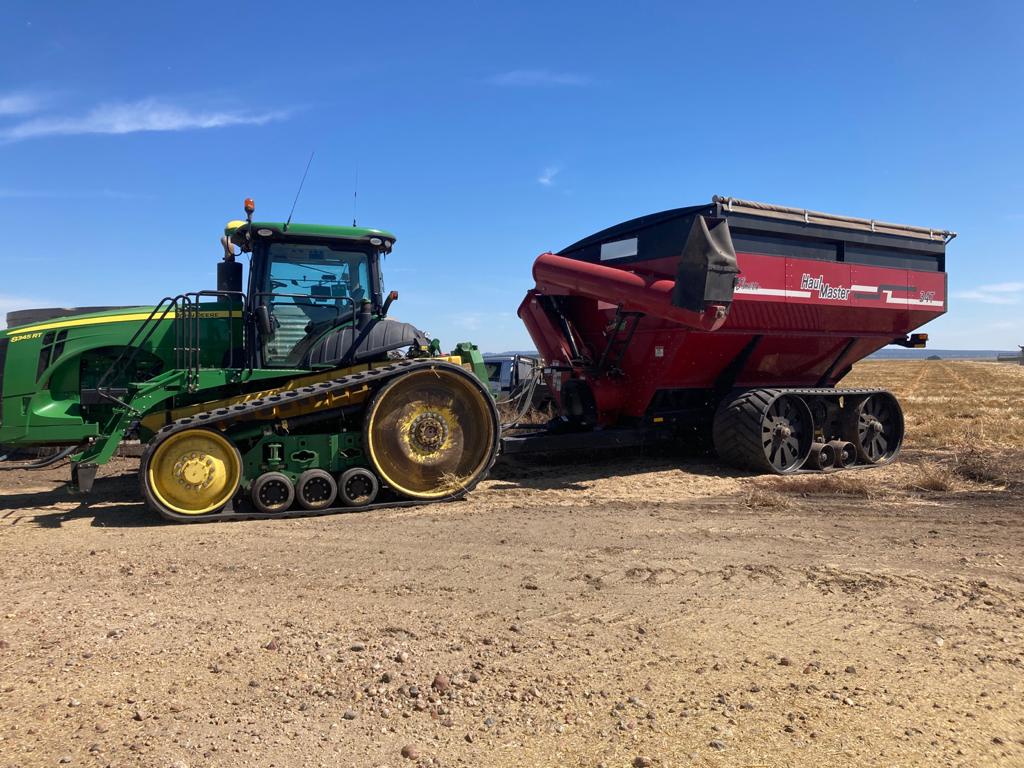 waringaag's tweet image. It was a follow up visit to Nick Cobcroft of Blackville NSW and his Elmers Haulmaster, with Transfertracks, to see how harvest 2020 was running. Nick said “I keep thinking about what I can swap the tracks onto next!&quot; #happycustomers #transferable #tracksystem #34T @elmersmfg