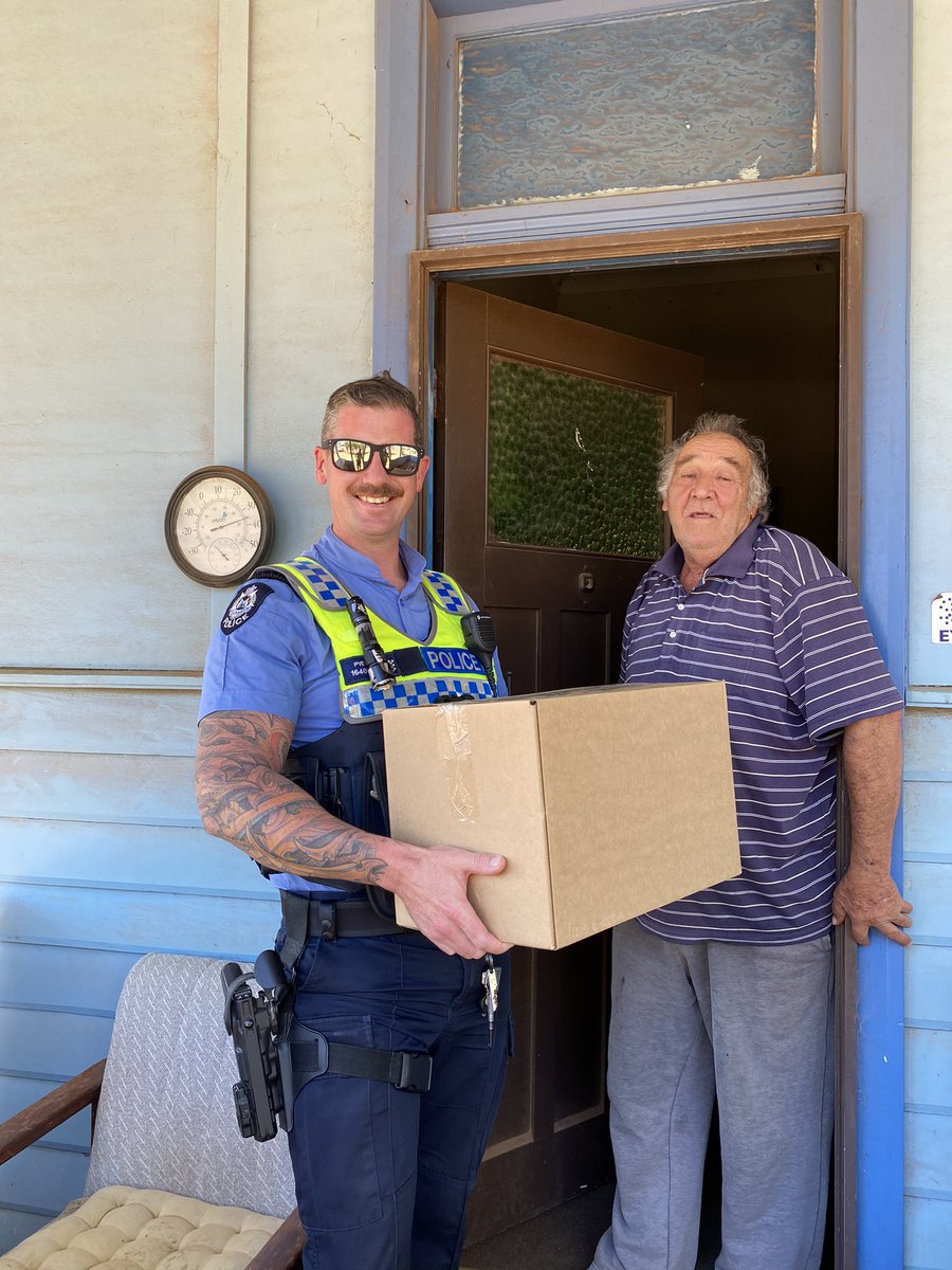 <a href="/mullewapol/">Mullewa Police</a> have been working closely with <a href="/MissionAust/">Mission Australia</a> delivering food parcels to those in need during these tough times with COVID-19 #onecommunity #fb