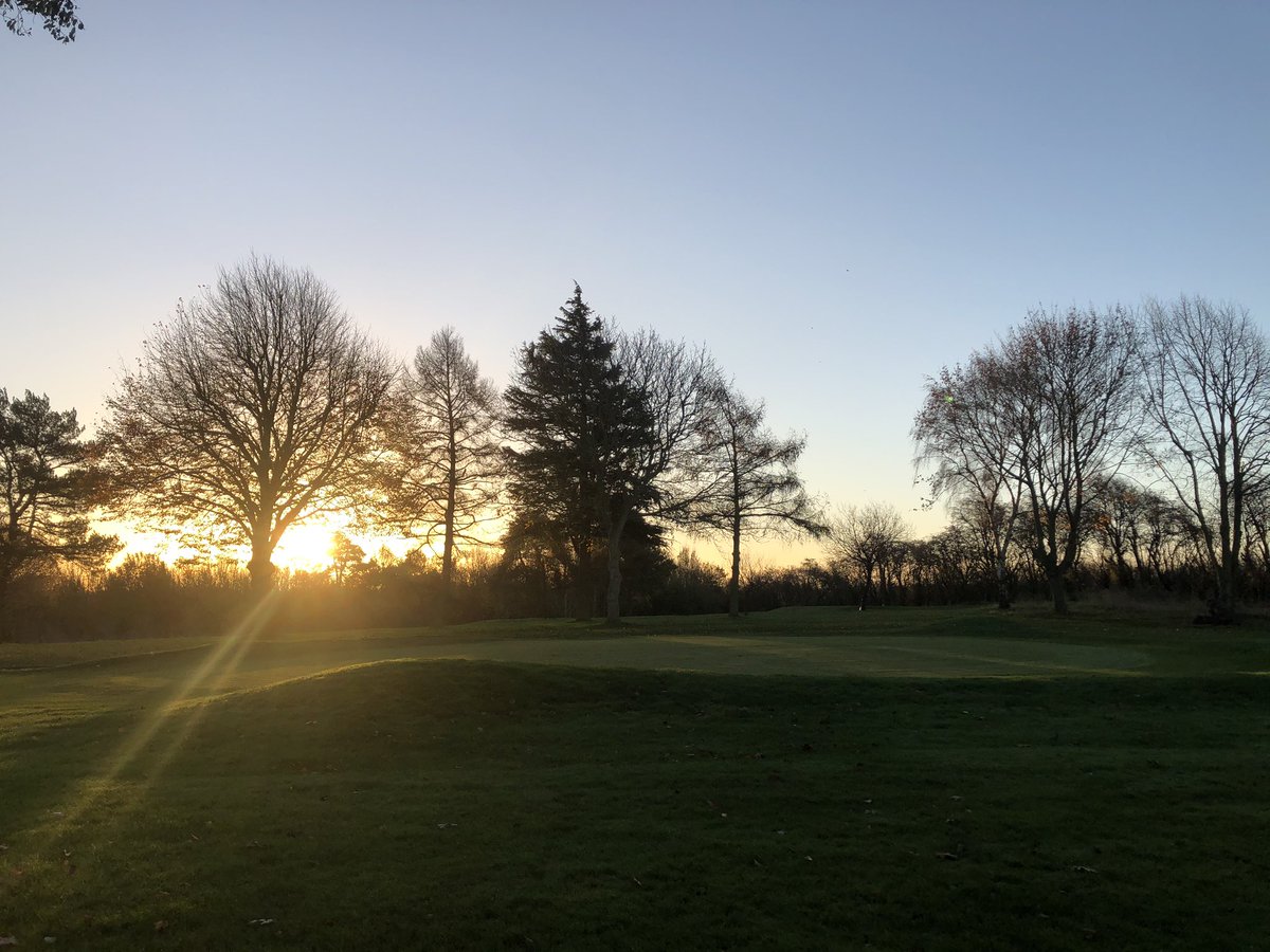 SMRGC_golf's tweet photo. Another beautiful day dawns at the club #WeAreMissingYou #1stHole https://t.co/BJbTm66KE5