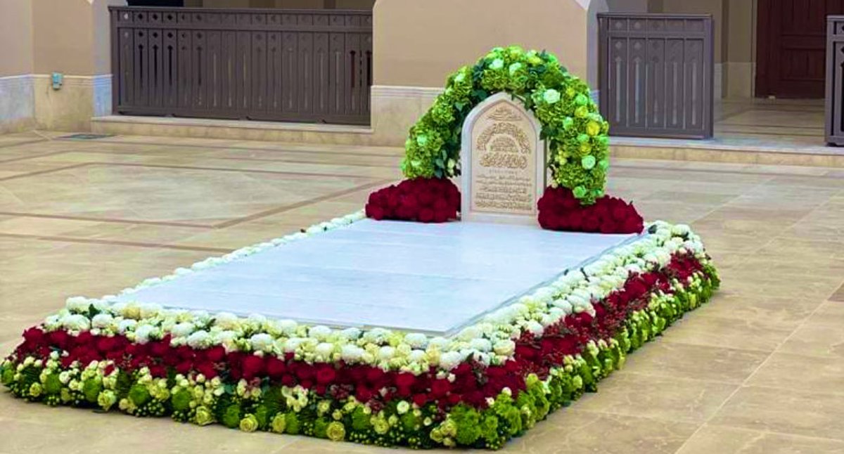 النهار على وشك أن ينتصف ليدخل العصر ، وهذا أوان تشريفك للميدان
لقد ارتدى الجميع البشوت البنيّة لتناسب بدلتك العسكرية
عمَّا قريب ستهلّ المرسيدس السماوية ويأخذ حرس الشرف وضعية الاستعداد وتشق طريقك للمنصة ليعزف السلام 
قائد الطابور يتقدم ليستأذن
ما زلنا بانتظار إيماءتك ليبدأ العيد.