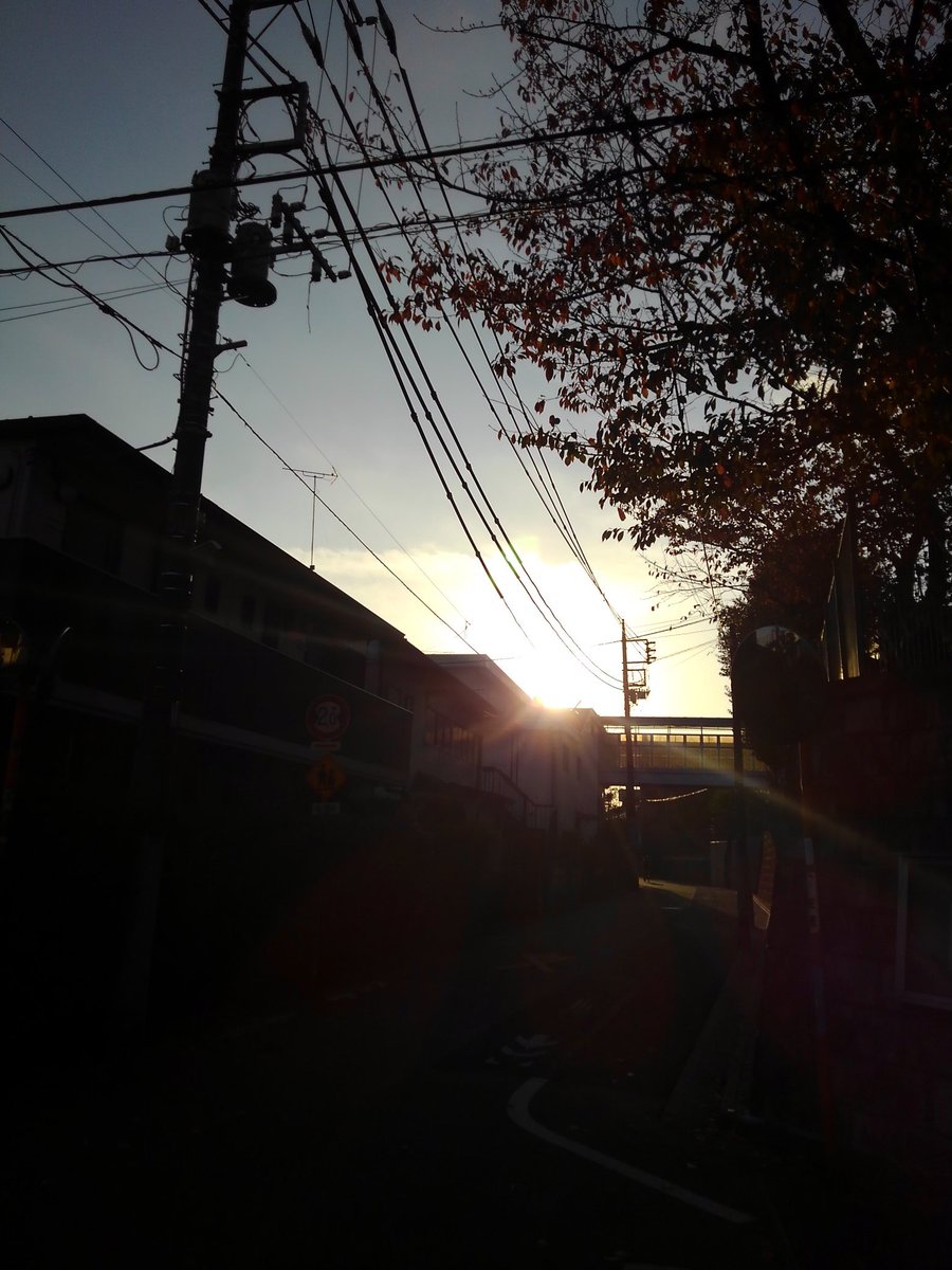 街角の..夕陽🍀サンセットセレナーデ🍀是非*生(なま)*で聴いてやッて下さい💫💫💫12/27(日)汐留BLUE 
MOOD💫💫💫デス🐬🐋🐬さの👉