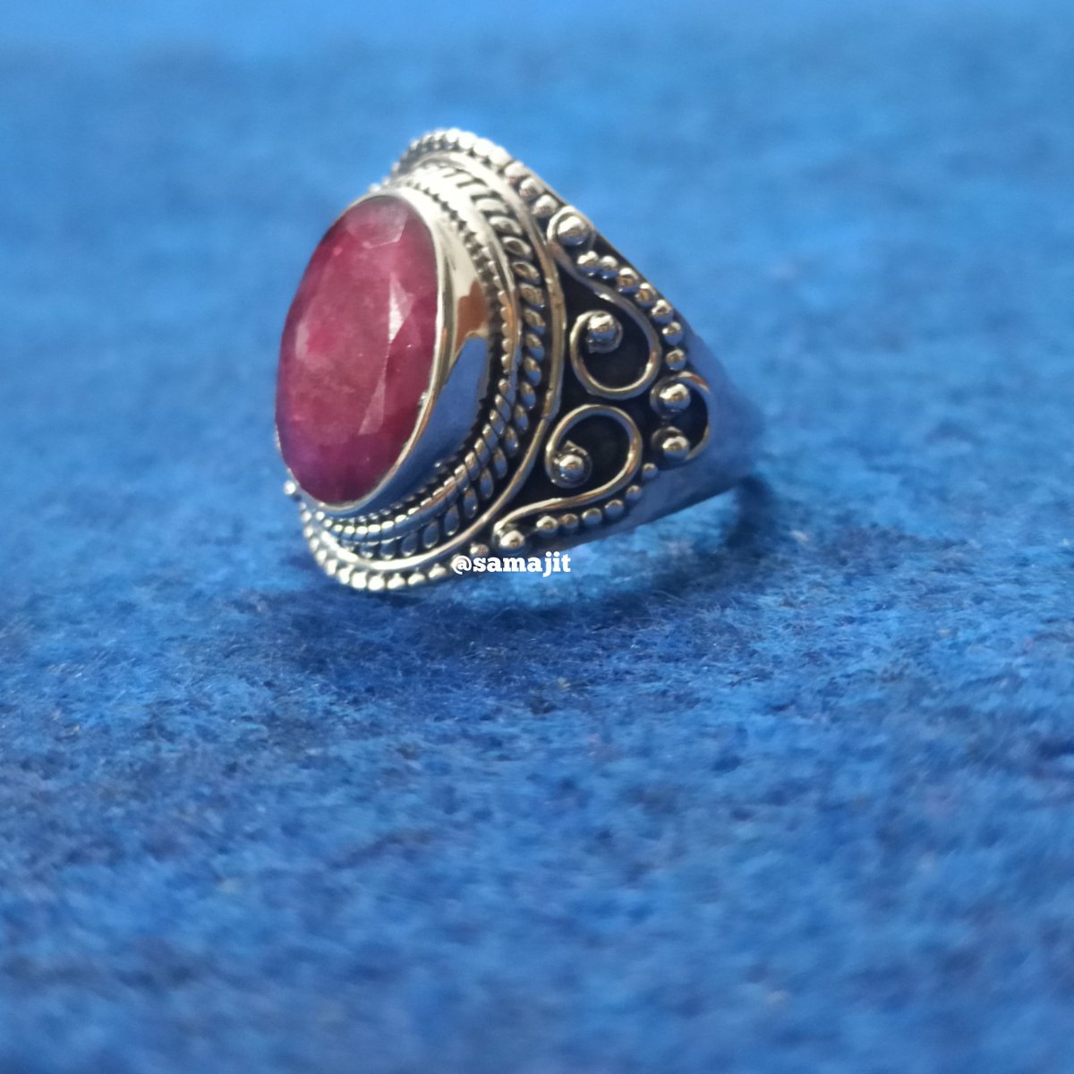 samajit7's tweet photo. Ruby Ring, 925 Sterling Silver Ring

https://t.co/uJSLtqZdFg

#OvalStoneRing #RedstoneRing #GemstoneRing #DesigneRing #HealingRing #vintagRing #WomenRing #YogaRing #CockailRing #ProposeRing #WeddingRing #StatementRing #FriendshipRing #StackableRing #ExclusiveRing #EngagementRi https://t.co/Z7AeqVn0NJ
