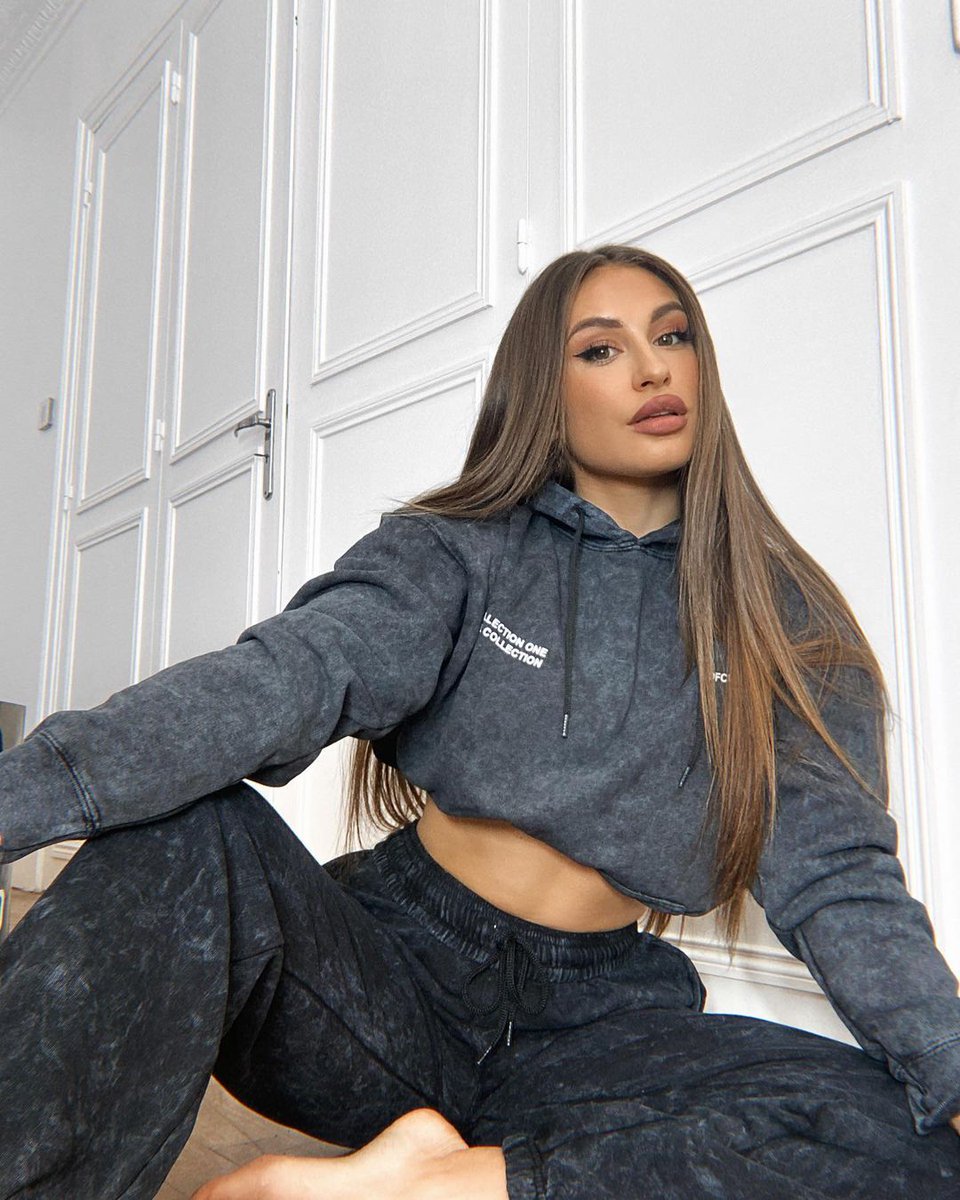 CHILL DAY 💤

📸 instagram.com/cecileshannon

Shoppez les tenues casual> bit.ly/3bmHzPd