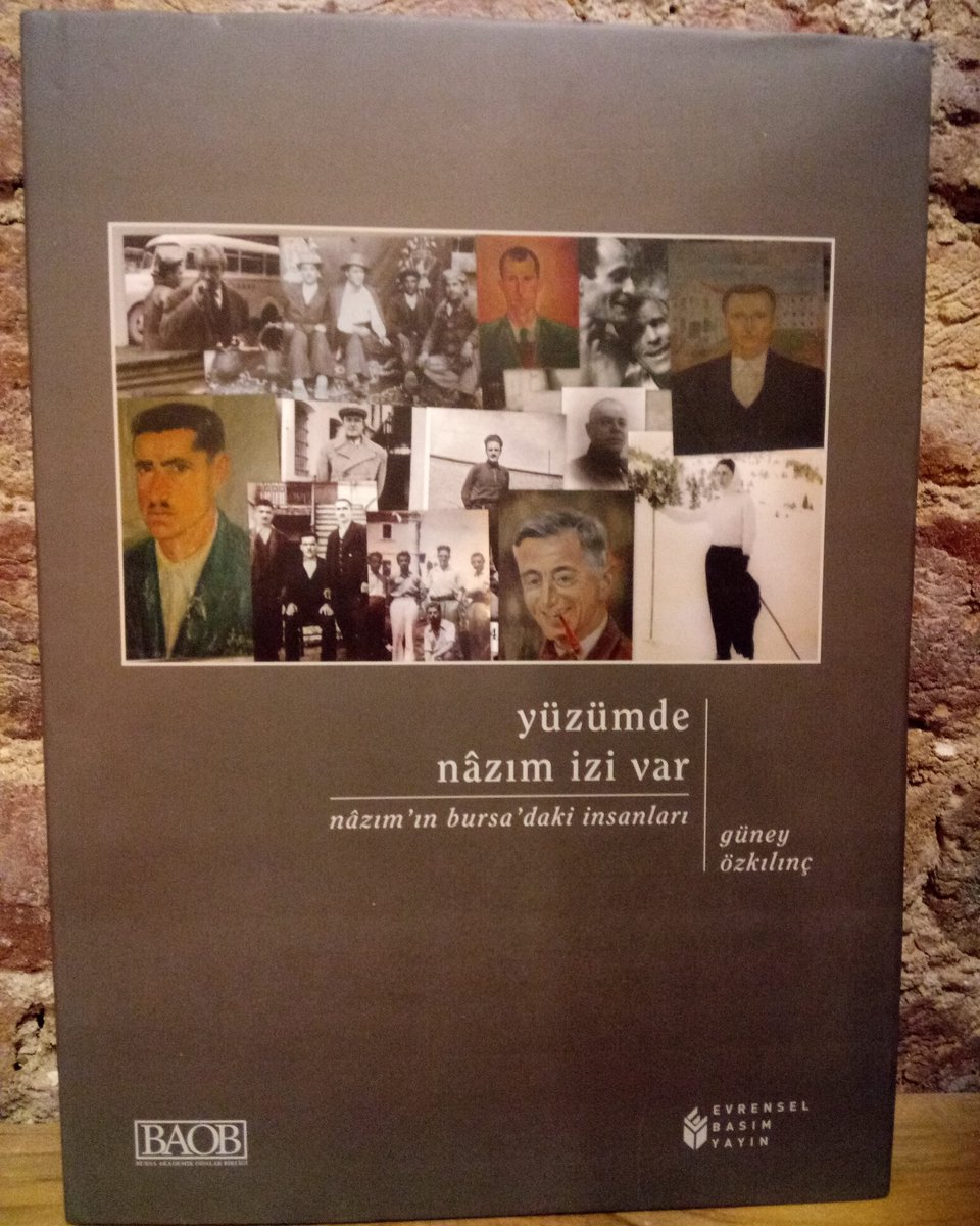 "sekiz çocuk vardı demir kapının önünde,
besbelli henüz öğrenmemişler gülmeyi..."