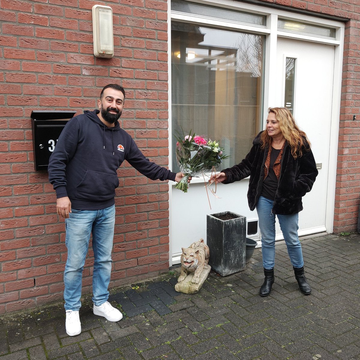 Dankbaar voor mijn 1e opdracht bij Opvang Lichtpunten in Apeldoorn.

Gisteren heb ik directrice Ivonne Licht een bos bloemen gegeven als dank voor het vertrouwen dat zij in mij gesteld heeft.

Ik zal aan de slag gaan als meewerkend coördinator in beschermd wonen setting.