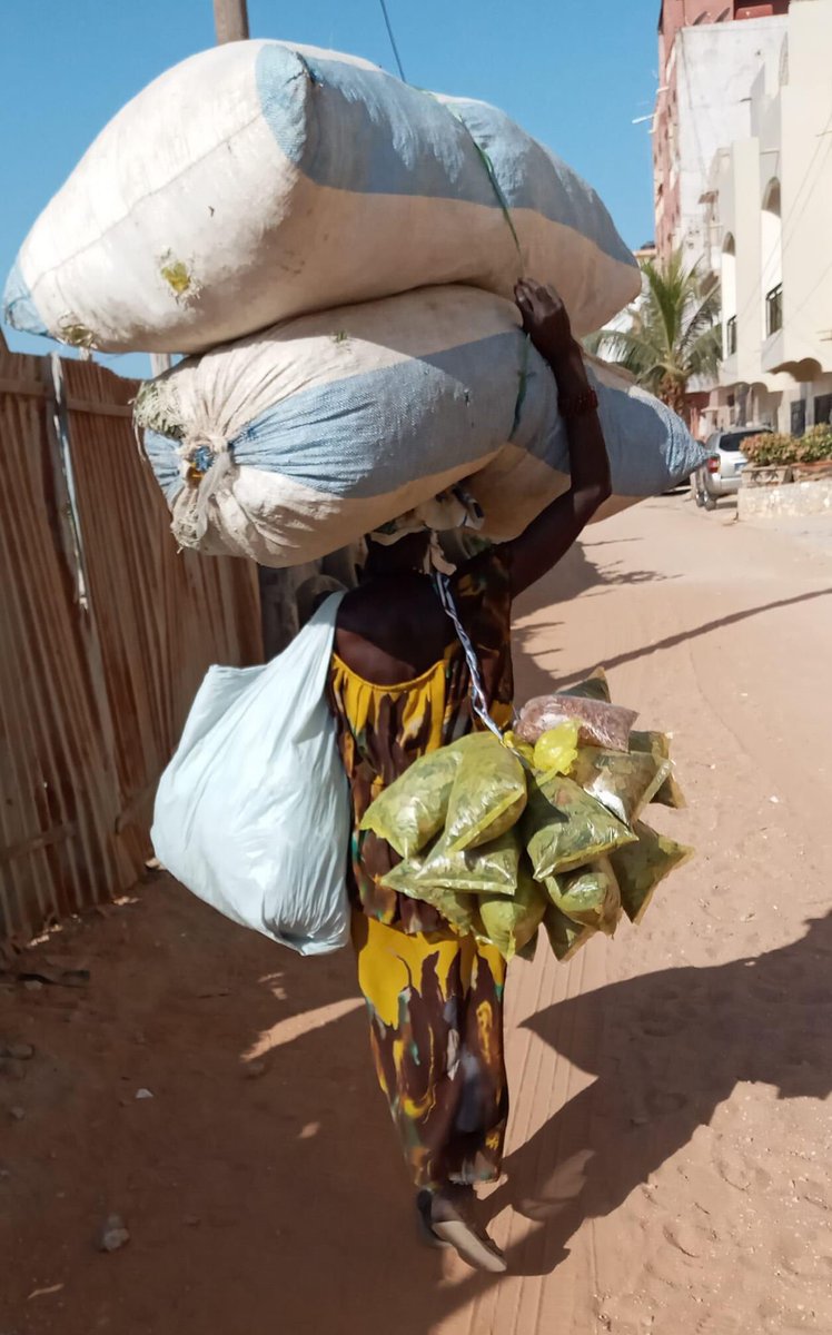 mingas_as's tweet photo. Elles se lèvent à 5H du matin tous les jours. Elles ne cherchent pas d'argent pour acheter des bijoux ou des vêtements coûteux. Elles veulent seulement nourrir leurs enfants. Force à ces braves dames 🙏🏾💫 https://t.co/994jHsH7D7