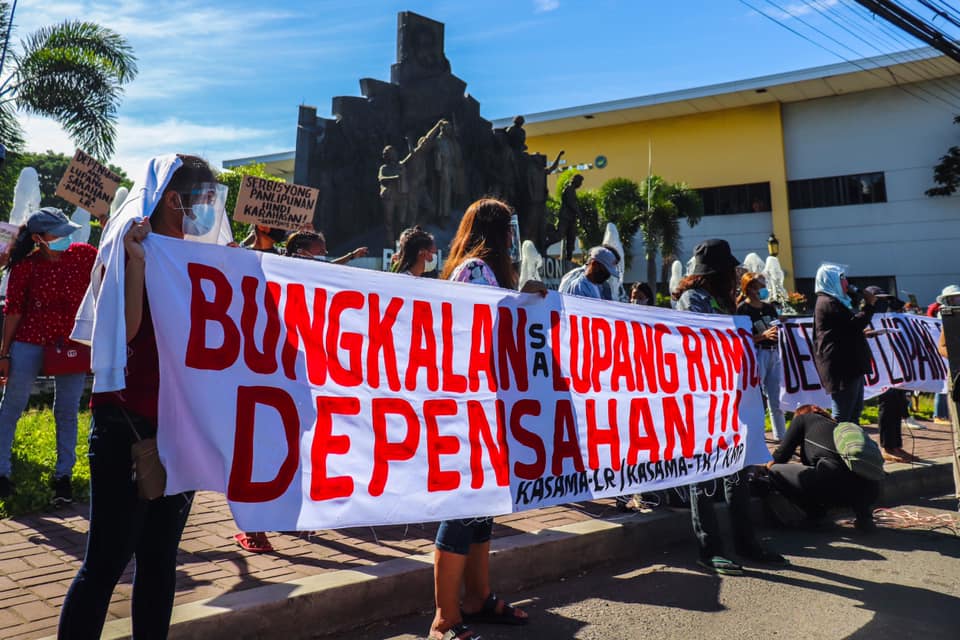 AnakbayanCVT's tweet photo. TINGNAN: Nakikiisa ang Anakbayan Cavite sa hanay ng mga magsasaka at iba pang manggagawa ng Lupang Ramos sa kanilang patuloy na pagtindig upang ipaglaban ang kanilang karapatan sa lupang sakahan at kabuhayan. https://t.co/y3QBV94tY4