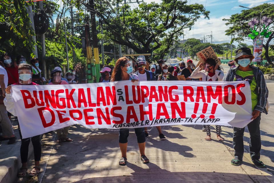 AnakbayanCVT's tweet photo. TINGNAN: Nakikiisa ang Anakbayan Cavite sa hanay ng mga magsasaka at iba pang manggagawa ng Lupang Ramos sa kanilang patuloy na pagtindig upang ipaglaban ang kanilang karapatan sa lupang sakahan at kabuhayan. https://t.co/y3QBV94tY4