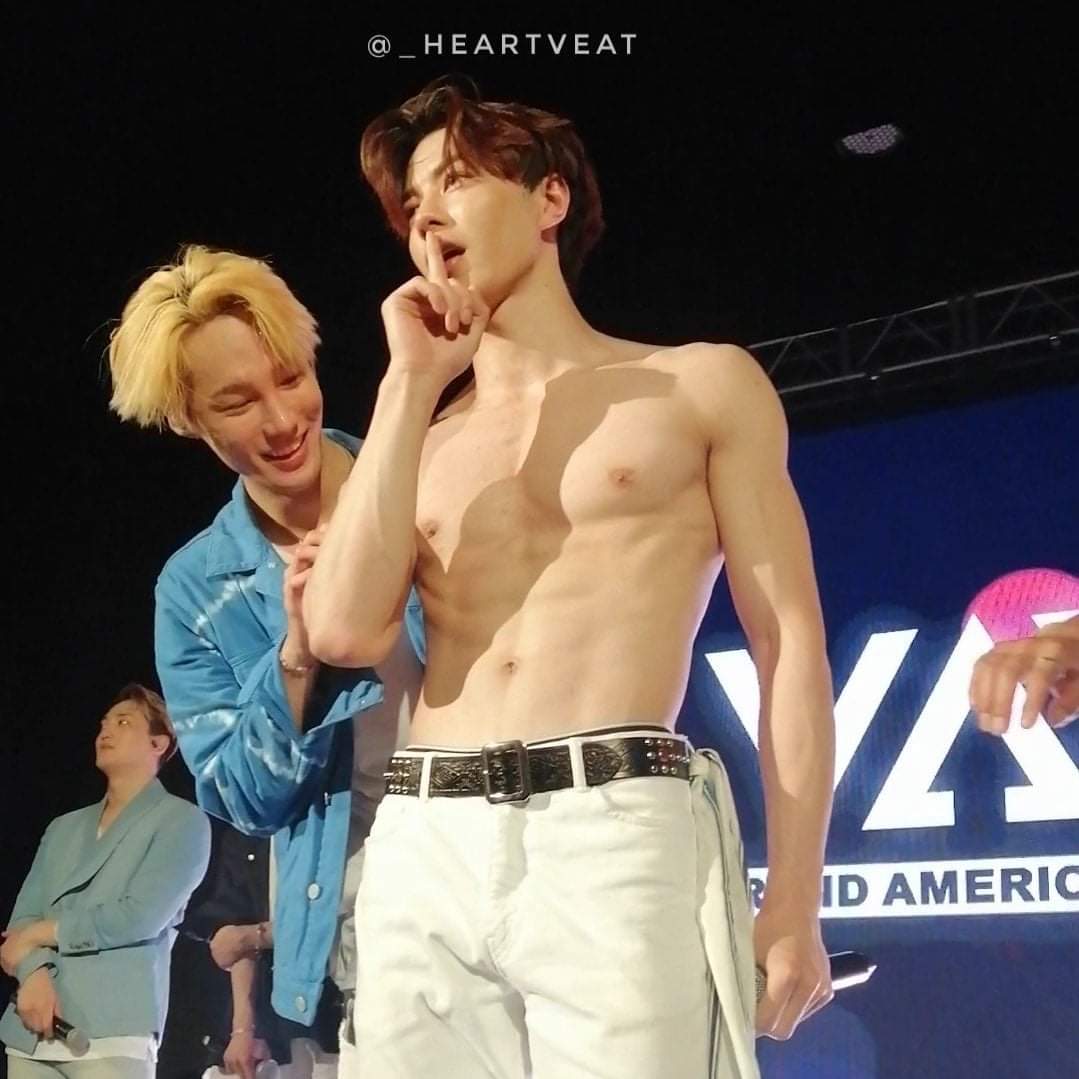 oficialvavcol's tweet photo. π€€π€€ Jacob deleitΓ‘ndonos por los siglos de los siglos amΓ©n. π
#λΈμ΄μμ΄λΈμ΄ #VAV @VAV_official @twt_VAV #Jacob #Shirthless https://t.co/lfrHrabZ5m