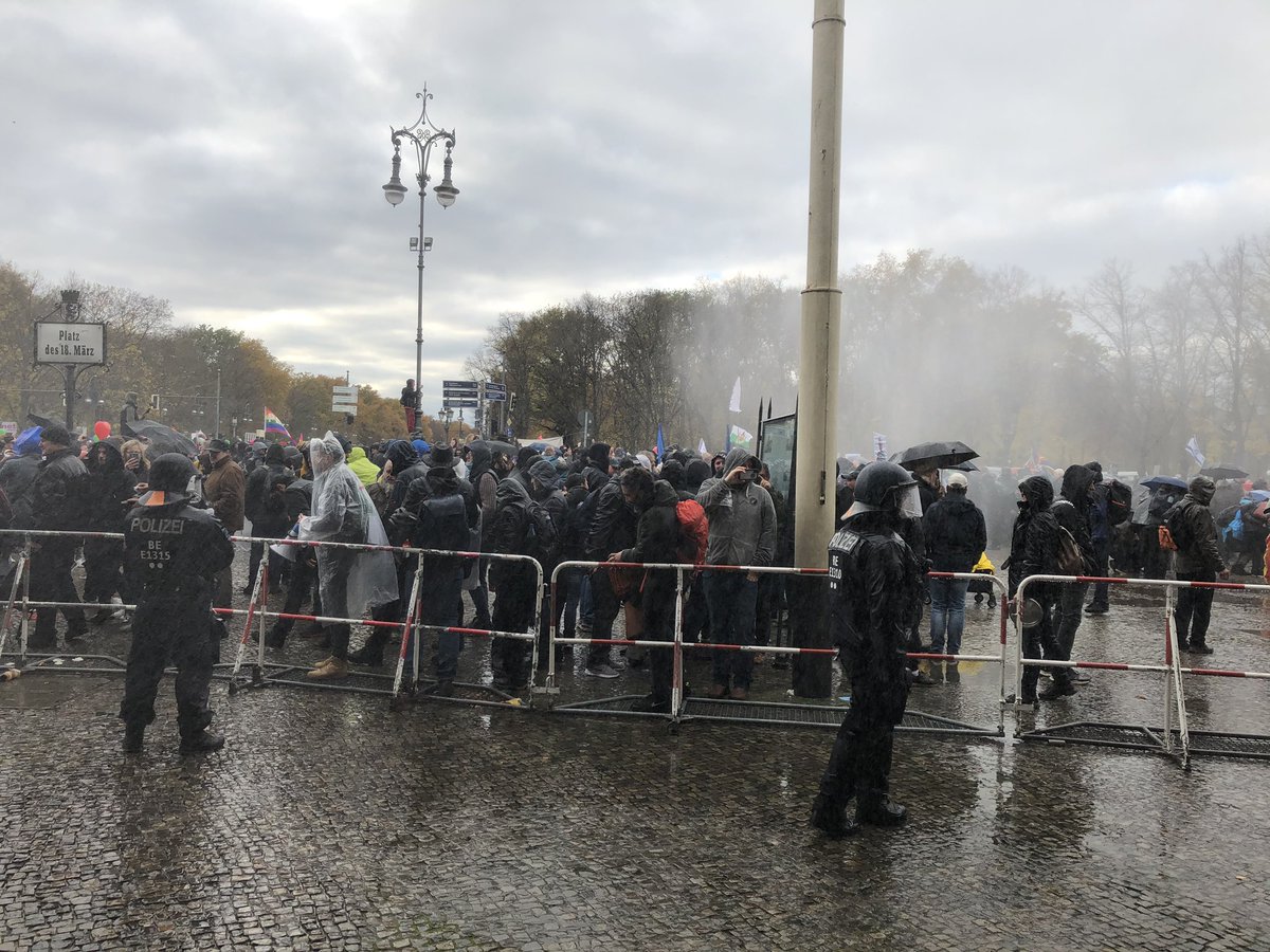 police continuously using water canons. covid deniers don’t look too happy. in telegram groups some suspect that the canons are either firing chemtrails or water mixed with vaccinations #b1811