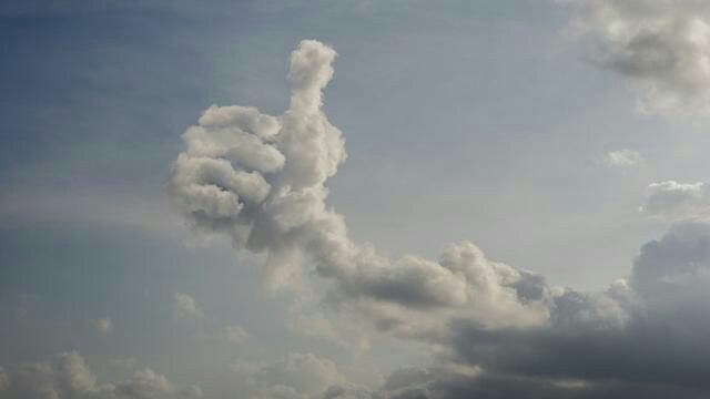Облака руках облака качаются. Бог в облаках. Рука из облака. Облака форма. На что похожи облака.