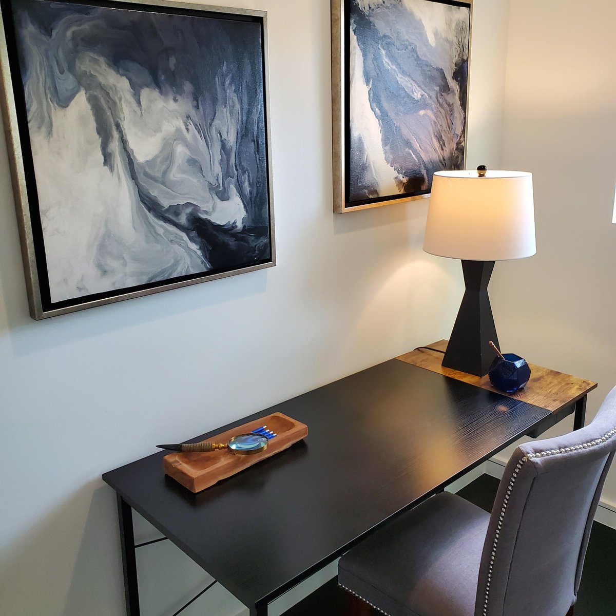 CLThomestager's tweet photo. The upstairs to our Roslyn staging was a continuation of mixing modern furniture and artwork with warm woods and textures. #charlotterealestate #homestagingclt #charlottehomes https://t.co/OBNG9pvGhA