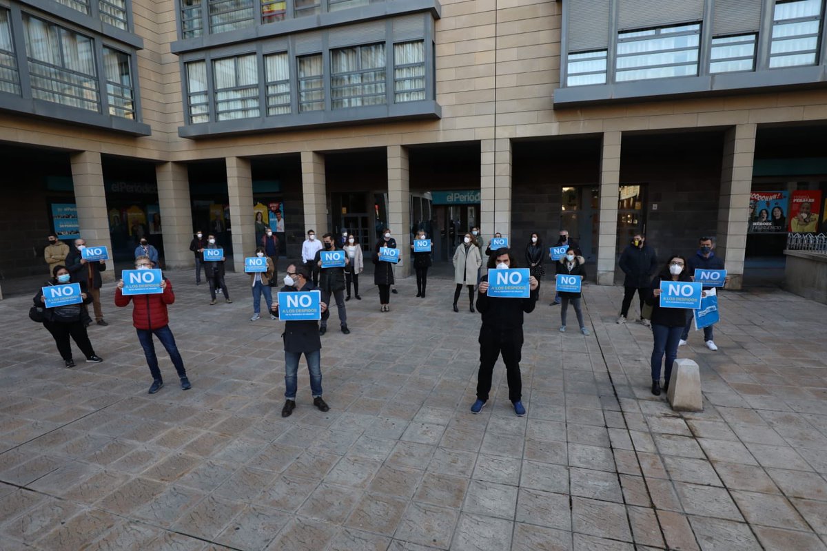 FscAragon's tweet photo. Concentración contra el ERE de @PrensaIberica en @periodicoaragon  donde pretende despedir 11 trabajadores cc @Periodistas_APA #Zaragoza https://t.co/0hR9XMSNeP
