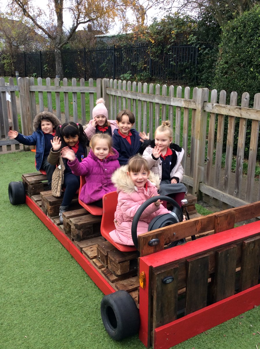 earlspencerpri's tweet photo. Reception have enjoyed exploring our new outdoor area bus this morning! #EYFS #outdoorlearning https://t.co/7WrrPRhazw