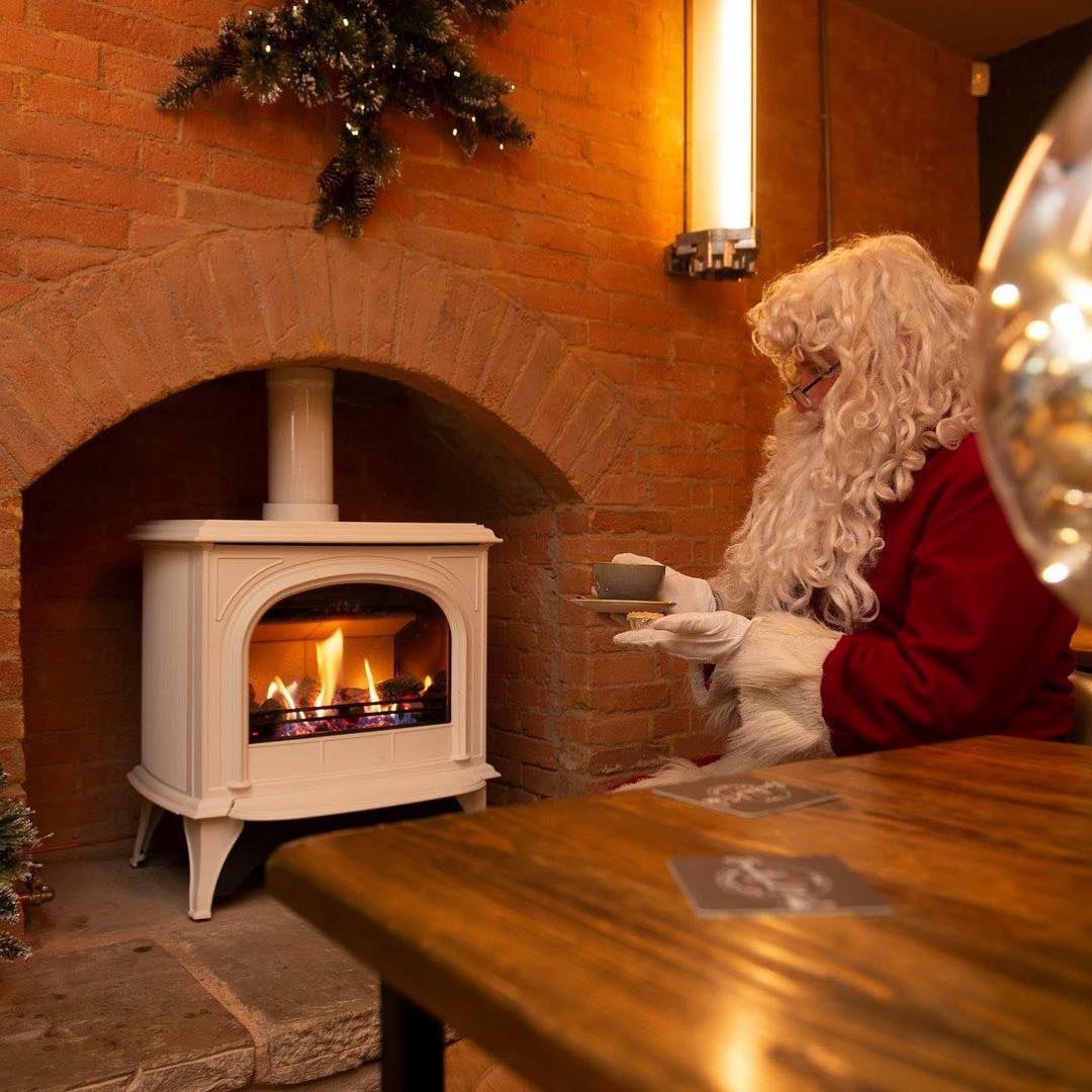 knightandgarter's tweet photo. Santa really wants to be able to go to the pub this Festive season!🎅 Retweet so he knows you're right behind him! 🤞 https://t.co/ssLRBa1n16