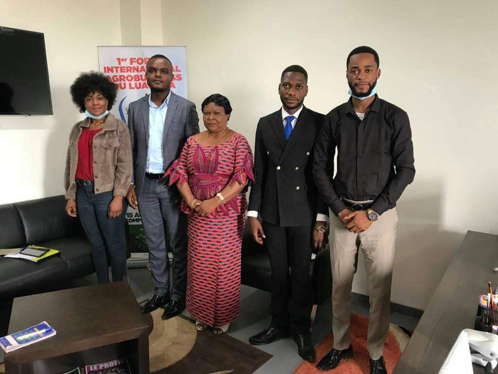 KapozoP's tweet photo. #RDC #LUALABA #AGRIPEL
Remise des intrants aux fermiers d 5 territoires et villes d la Prov, saison culturale 2020-2021 continue et, la Clôture des opérations interviendra d'ici le 15 Décembre, annonce La Ministre Prov d L'AGRIPEL Mme #Louise_Mweleshi. @minagri_rdc @LualabaDu https://t.co/9f01UQEu8K