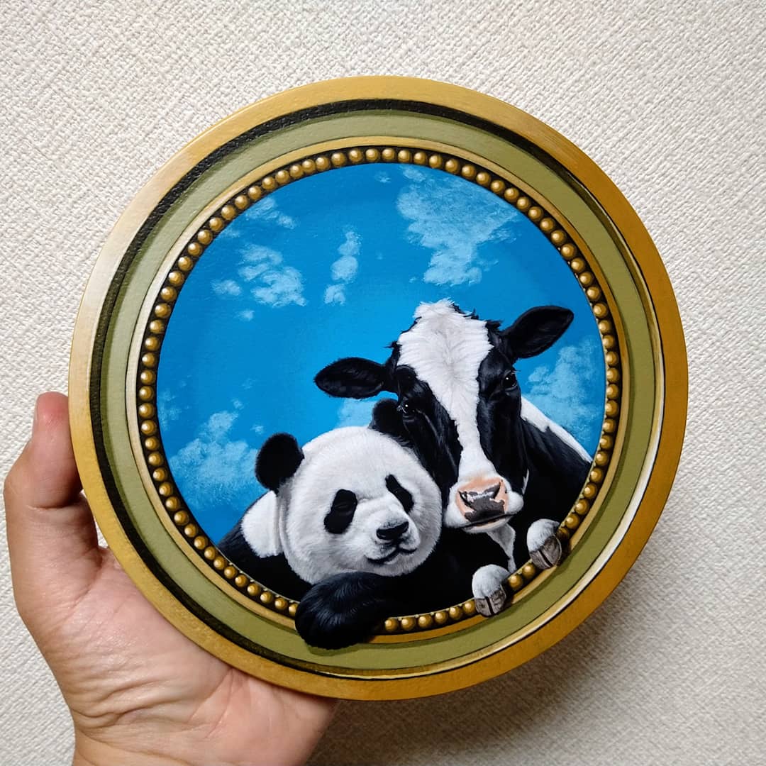 釜 匠 新作です 竹馬の友 木製パネル アクリル絵の具 丸0号 F180 mm 直径 厚み 自身初となる丸型のキャンバス作品となります ウシが二頭 と思いきや ウシは親友のパンダと一緒です パンダと牛なので 竹馬の友 改め 竹牛の友 ですね