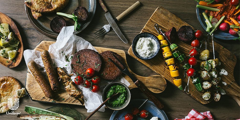 UnileverSpain's tweet photo. Impulsamos el negocio de la alimentación vegetal hasta los 1.000 millones. Este compromiso se enmarca en ‘Future Foods’ con el despliegue de @Vegebutcher_es y el aumento de alternativas veganas en @Hellmanns_Spain, @KnorrESP, #Magnum y @BenAndJerrysEs: https://t.co/lbpJ280OTB https://t.co/r3HchVMug0